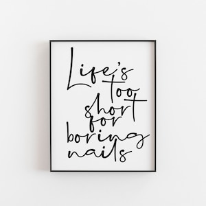 Op de afbeelding: Zwart-witte typografieprint met de tekst "Life's too short for boring nails".