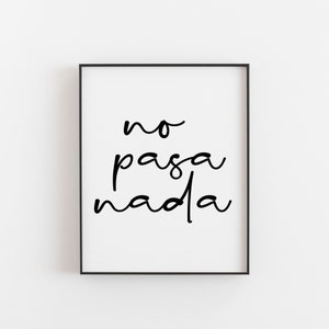 以下が含まれることがあります： スペイン語のフレーズ「no pasa nada」が筆記体で書かれた白黒の額装されたプリント