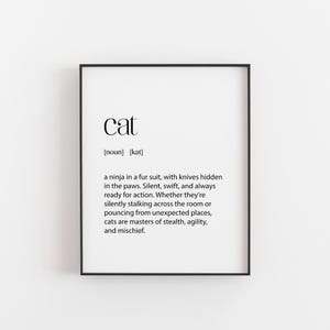 Peut inclure: Impression typographique noir et blanc avec le mot "chat" défini comme un "ninja en fourrure, avec des couteaux cachés dans les pattes. Silencieux, rapide et toujours prêt à l'action. Qu'ils traquent silencieusement à travers la pièce ou bondissent d'endroits inattendus, les chats sont maîtres de la furtivité, de l'agilité et de la malice."