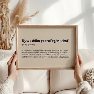 Dyw E Ddim Yn Troi’r Gêr Uchaf – Lustiger walisischer Spruch Print | Walisische Humor Wandkunst | Schrilles Geschenk für Freunde | Wales Wohnkultur - walisisches Dekor