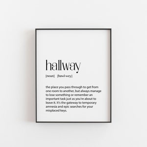 Könnte beinhalten: Ein schwarz-weißer druckbarer Kunstdruck mit dem Wort "hallway" definiert als "der Ort, den man durchquert, um von einem Raum zum anderen zu gelangen, aber immer etwas verliert oder sich an eine wichtige Aufgabe erinnert, gerade als man sie verlassen will. Es ist das Tor zur vorübergehenden Amnesie und zu epischen Suchen nach verlorenen Schlüsseln."
