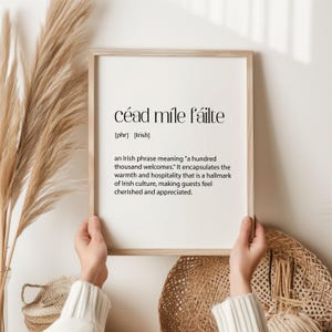 Céad Míle Fáilte Wandkunst | Irisches Willkommens-Poster | Gälischer Druck für Eingangsbereich | Perfektes Einweihungsgeschenk | Wort-Wörterbuch Bedeutung Poster