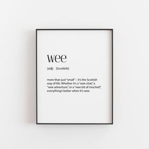 以下が含まれることがあります： スコットランド語の「wee」の定義を示した白黒の印刷可能な壁の芸術。これは単なる「小さい」以上の意味を持ちます。
