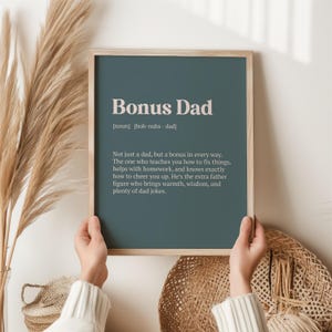 Bonus Dad Print - Stiefvater Wand Kunst Geschenk, Vater Figur Zitat, gemischtes Familiendekor für nicht biologische Väter, die sich für eine von Herzen kommende Liebe entscheiden