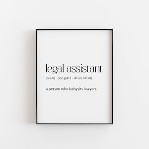 Może przedstawiać: Czarno-biały wydruk do druku na ścianę z definicją asystenta prawnego. Tekst brzmi: "legal assistant [noun] [lee-guh I - uh-sis-tuh nt] a person who babysits lawyers."
