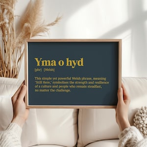 Yma o Hyd Wand Kunst Druck - walisisches Kulturerbe, nostalgisches walisisches Zitat, Sentimentales Wohndekor, bedeutungsvolles walisisches Geschenk - Wales-Andenken für Ihn