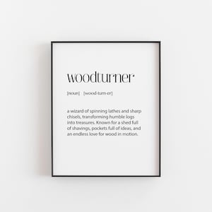 Könnte beinhalten: Gerahmter Druck mit dem Wort "woodturner" und seiner Definition. Der Text beschreibt das Handwerk des Drechselns und hebt die Verwendung von Drehmaschinen und Meißeln hervor. Der Druck befindet sich in einem schwarzen Rahmen auf weißem Hintergrund.