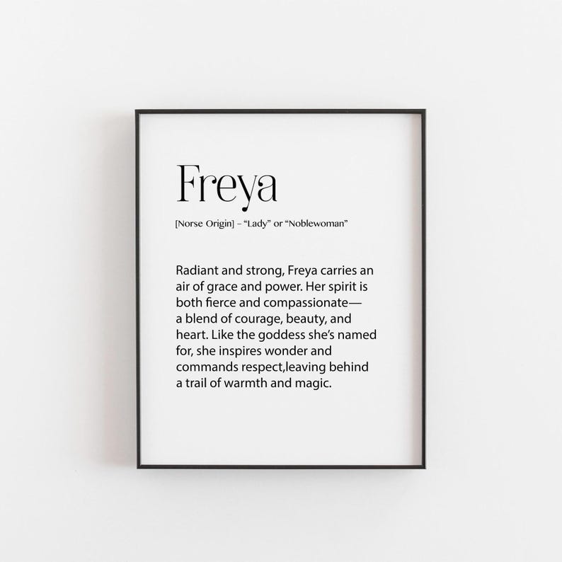 Puede incluir: Un p&oacute;ster enmarcado con el nombre "Freya" en negrita y en negro en la parte superior. El texto de abajo describe los atributos de Freya, incluyendo gracia, poder, coraje y belleza. El marco es negro y el fondo es blanco.