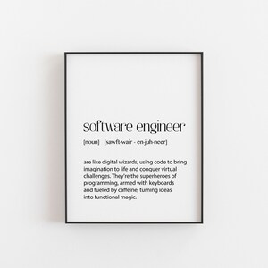 Op de afbeelding: Een ingelijste print met de tekst "software engineer" in zwarte letters. De definitie van een software engineer staat onder de titel en beschrijft hen als digitale tovenaars die code gebruiken om verbeelding tot leven te brengen.