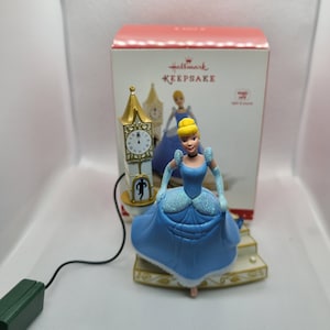Hallmark Keepsake Disney&#39;s Cinderella The Clock Strikes Twelve, decorazione natalizia con luci e suoni.