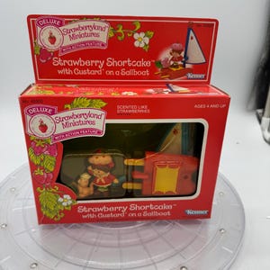 1983 Strawberryland Deluxe Miniatur Erdbeere Erdbeer Erdbeerkuchen und Vanillesoße auf einem Segelboot mit originaler Box!!