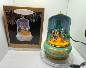 1996 The Wizard of Oz Emerald City Light Motion and Music Hallmark Keepsake with box.