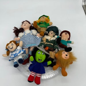 Personagens de pelúcia vintage do Mágico de Oz, Beanie Dorothy e Porcelain Scarecrow. Vendidos separadamente.