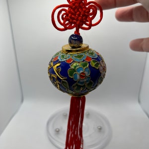 Wunderschöne Emaille Cloisonné Runde Weihnachtsverzierung mit roter Quaste.