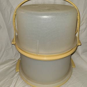Stare pojemniki Tupperware na ciasto z uchwytem.