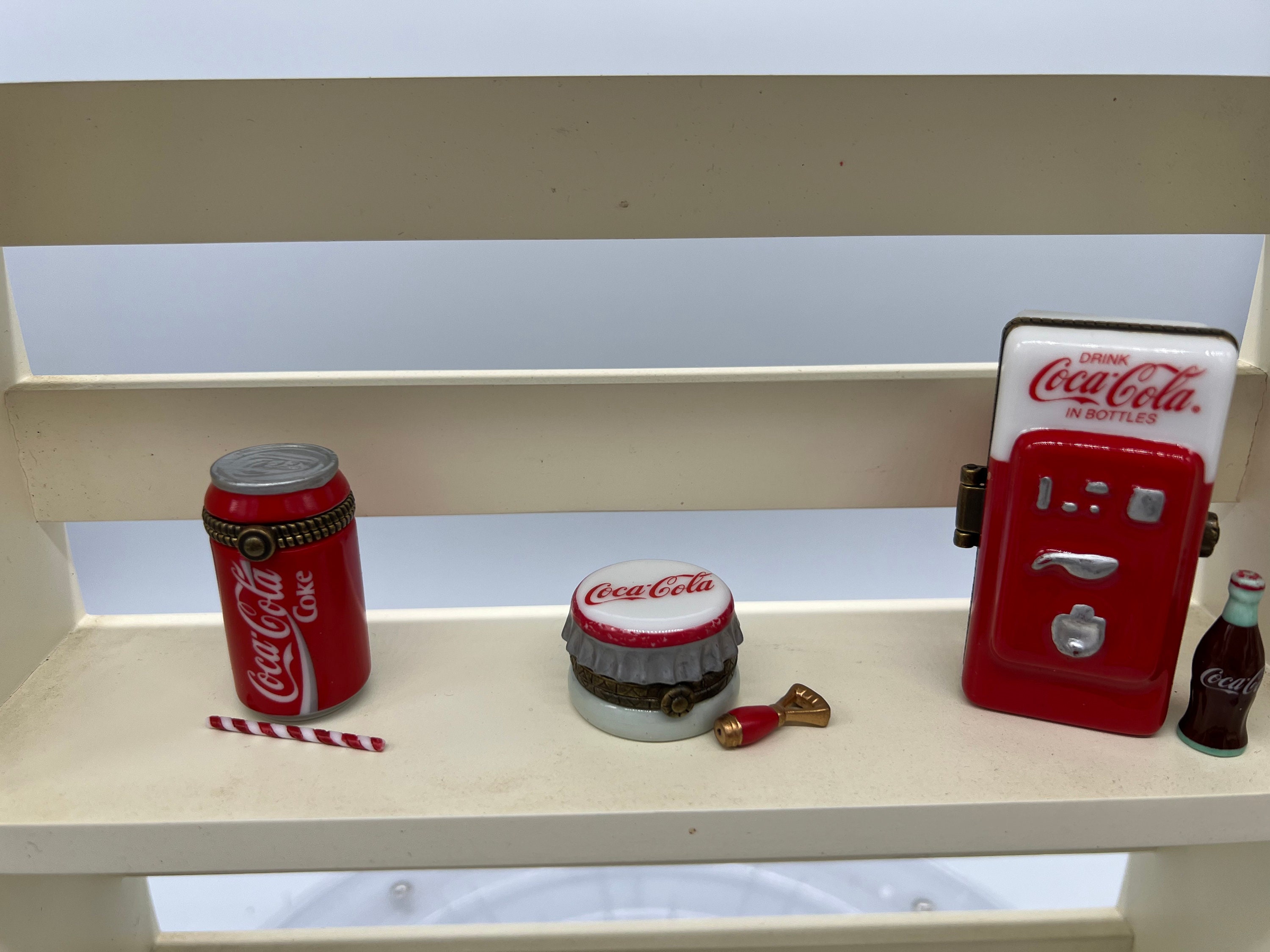 Coca-Cola ミニチュアボトルキャップ 1990年製ヒンジボックス Vintage Coca-cola Hinged Trinket Box Set: Can, Bottle Cap, Machine