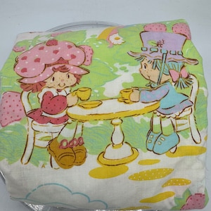 Prześcieradło z gumką Strawberry Shortcake Twin Size z lat 80.! Wibrujące kolory na zewnątrz. Wewnątrz jest niewielki obszar z plamami farby.