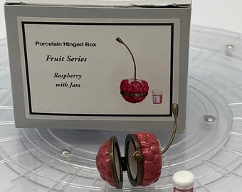 PHBヒンジBOXフルーツシリーズ*ミニチュアラズベリー コレクター品 Midwest of Cannon Falls PHB Porcelain Hinged Box Fruit