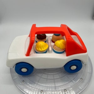 Vintage Little Tikes Auto mit Vier LT Personen.