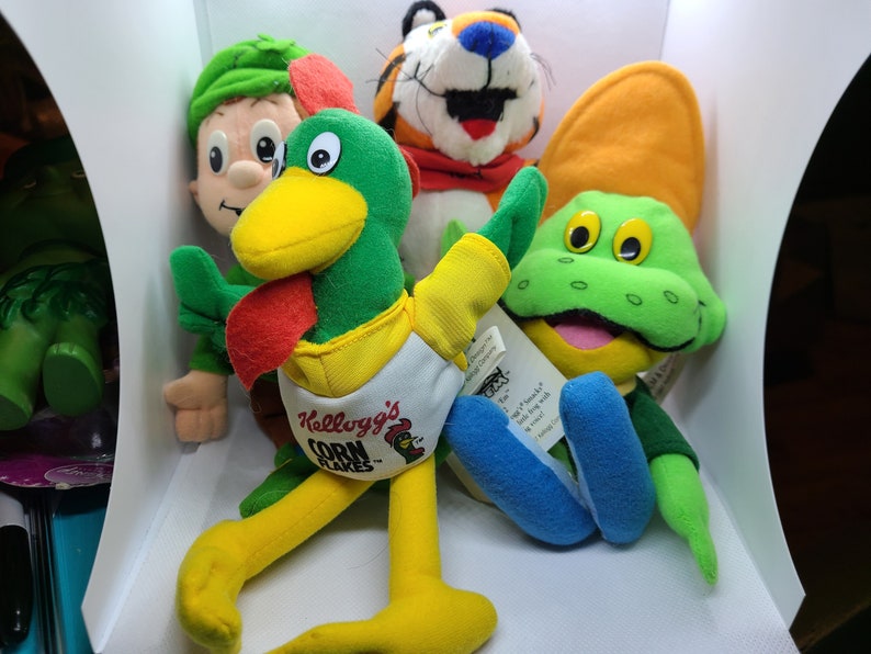 Vintage 1997 Kellogg's Cereal Character Plush. Lucky Charms, Corn Flakes. Sugar Smacks, Frosted Flakes and Fruit Loops. image 1