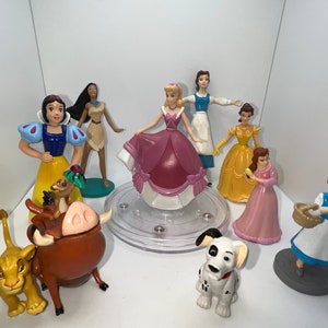 Vari giocattoli in miniatura di personaggi Disney d&#39;epoca! Venduti separatamente! Belle, la Bella Addormentata, Biancaneve, Pocahontas, il Re Leone e molto altro!