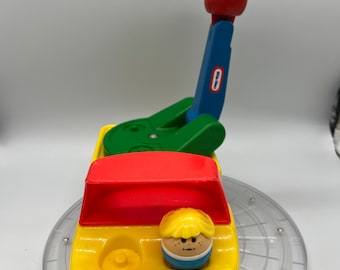 Camión utilitario antiguo de Little Tikes con dos personas.