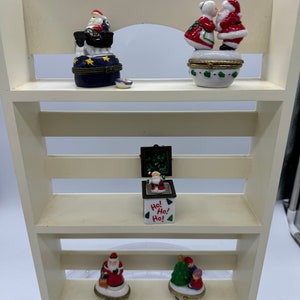 Jultema askar i porslin med gångjärn. Jultomten, jultomten och andra saker. Säljs separat!