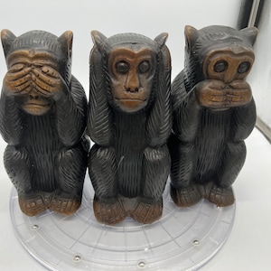 ¡Estatuas de monos de madera dura tallada que no ven, no escuchan y no hablan mal!