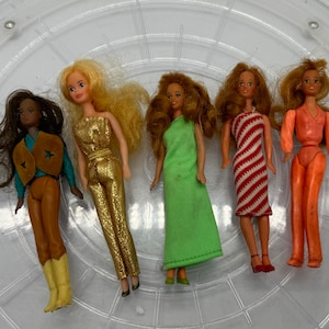 Várias bonecas vintage tipo Barbie de 4 polegadas vendidas separadamente!