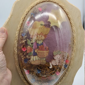 1982 Dome 3D Diorama Strawberry Shortcake Huckleberry Pie Plaque.