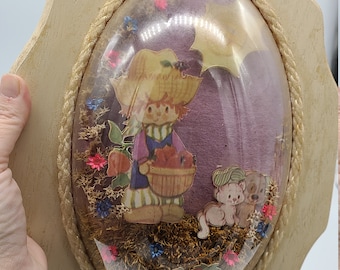 1982 Dome 3D Diorama Strawberry Shortcake Huckleberry Pie Plaque.