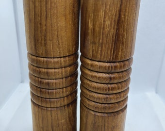 Salero y pimentero de madera vintage de mediados de siglo.