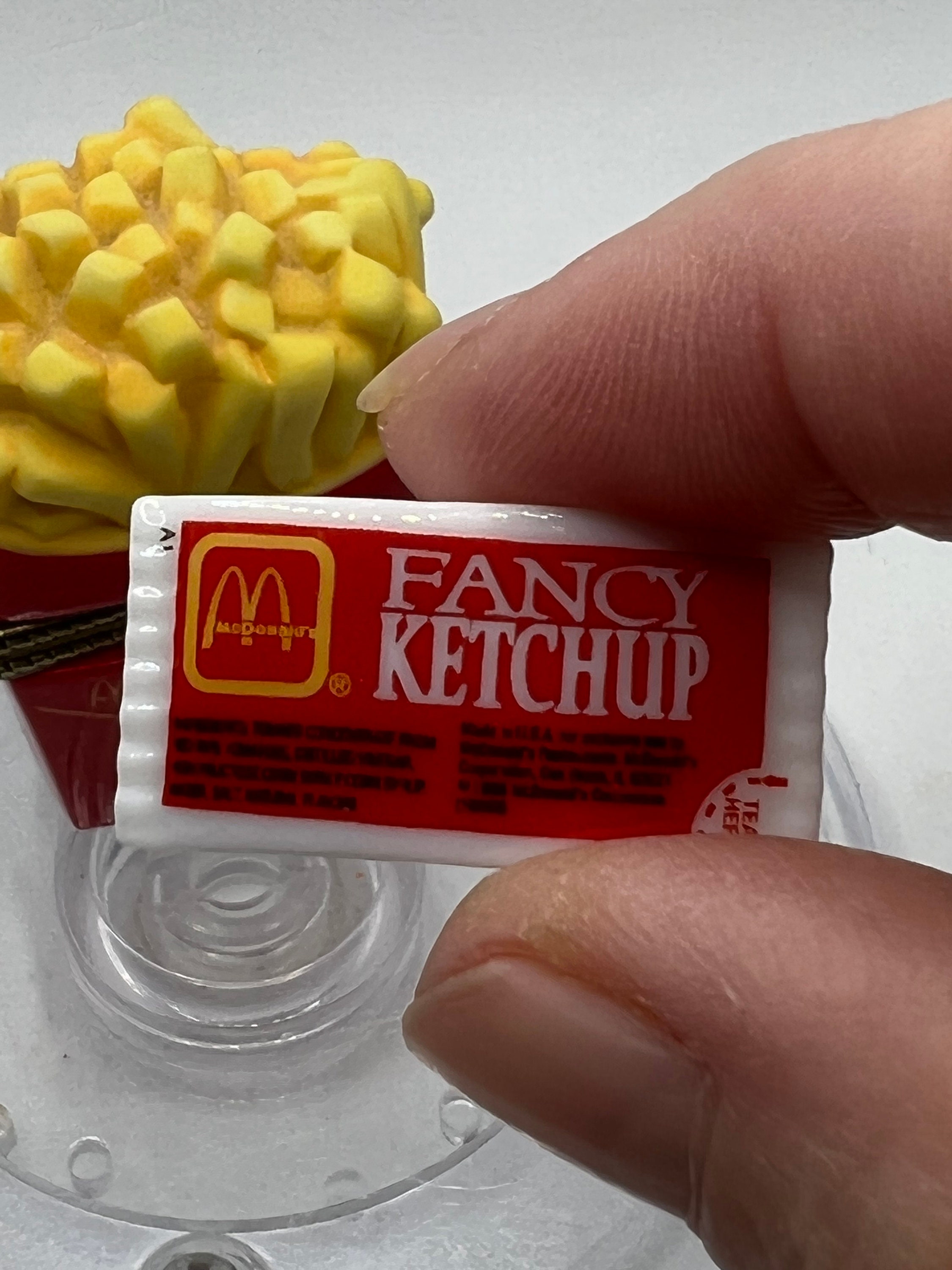 マクドナルドのフライドポテト用磁器製ヒンジ付き箱とケチャップ