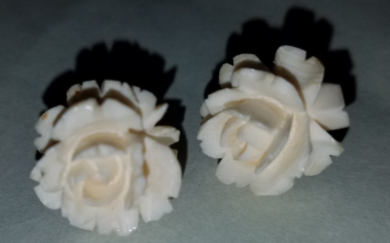 Vintage White Rose Screw Back Earrings Vintage Earrings Mid-century Roses