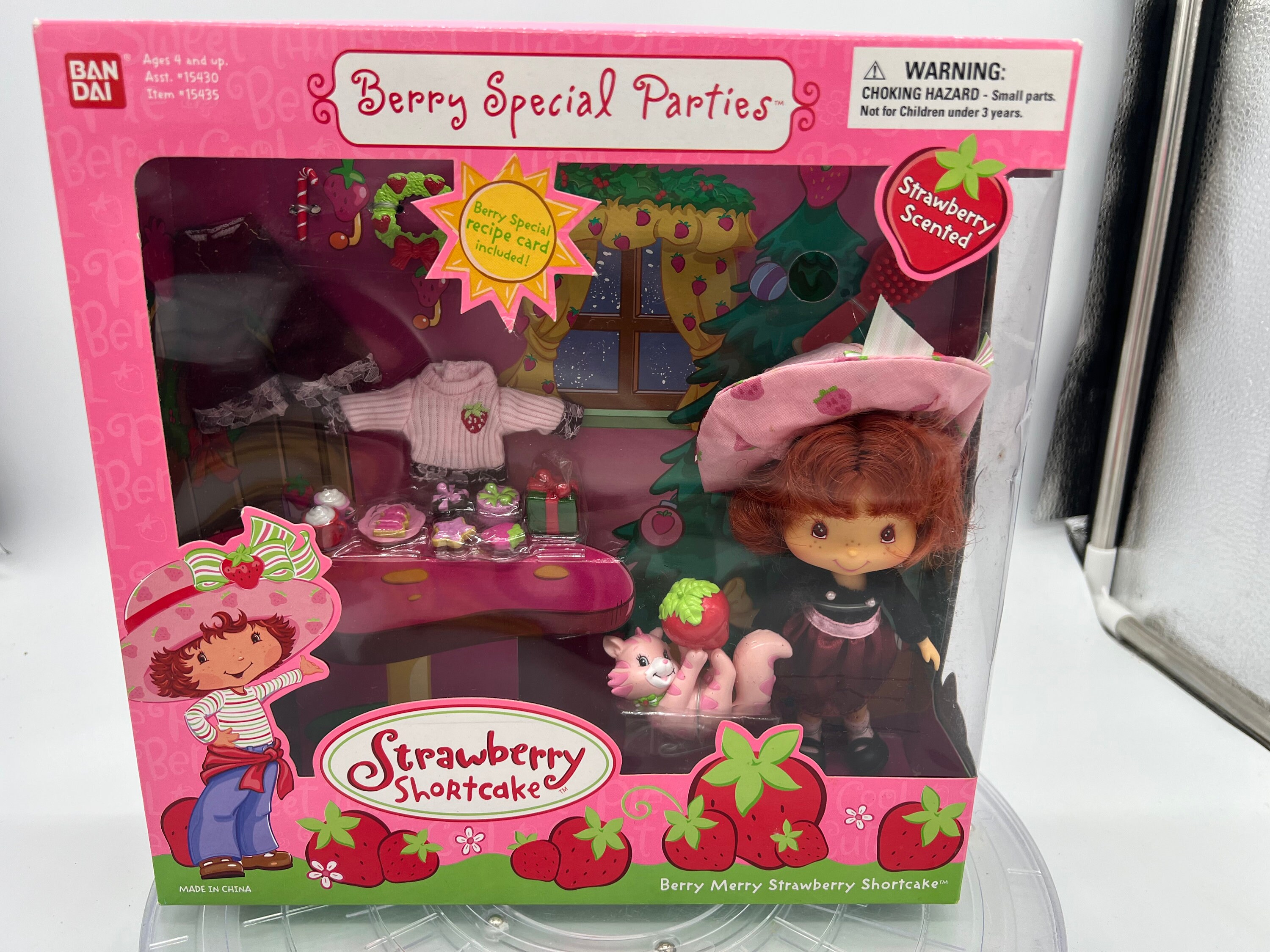2002 Strawberry Shortcake Christmas Doll: Berry Special Parties