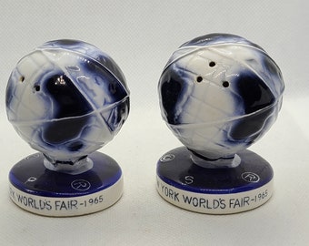 Vintage 1964-1965 New York World's Fair Globe salt and pepper shakers.