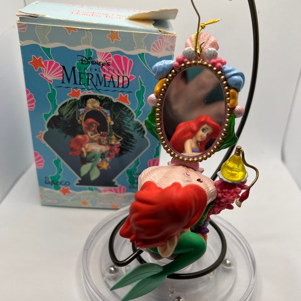 "Enesco Disney's Arielle, die Meerjungfrau Ariel ""Looking Our Holiday Best"" Weihnachtsanhänger mit Originalverpackung."