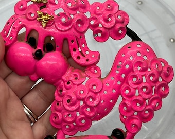Jaren 60 roze poedeloorbelhouder van gegoten metaal uit het midden van de eeuw. Gemaakt in de VS.