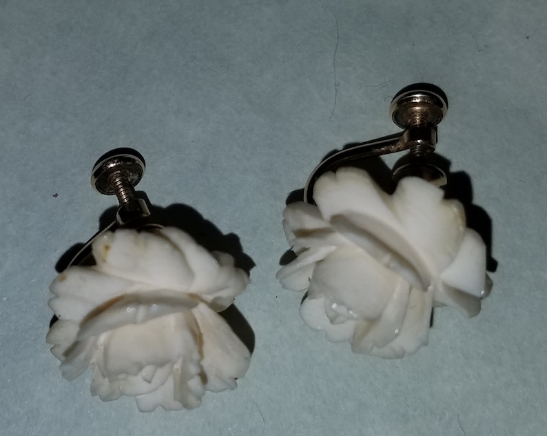Vintage White Rose Screw Back Earrings Vintage Earrings Mid-century Roses