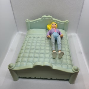 Cama para pais de casa de bonecas vintage da Playskool dos anos 90.