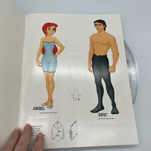 Puede incluir: Recortes de mu&ntilde;ecas de papel de Ariel y Eric de la pel&iacute;cula de Disney La Sirenita. Los personajes est&aacute;n vestidos con sus atuendos caracter&iacute;sticos. Las mu&ntilde;ecas de papel est&aacute;n listas para ser recortadas y jugadas.