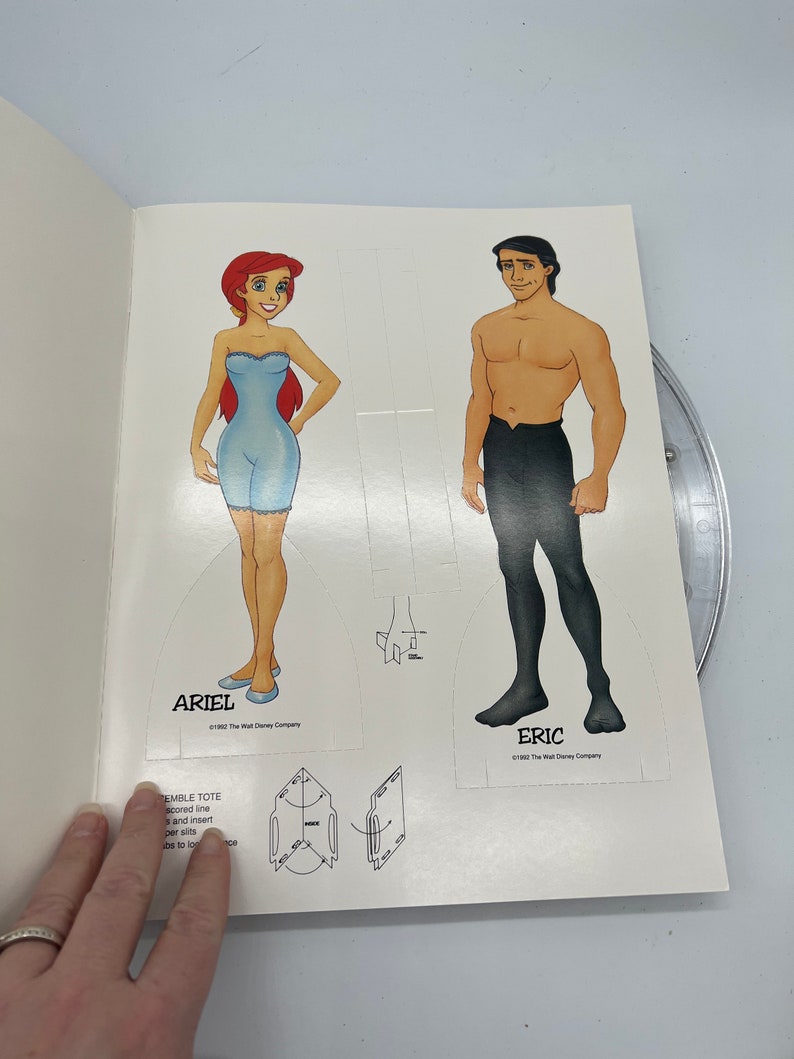 Puede incluir: Recortes de mu&ntilde;ecas de papel de Ariel y Eric de la pel&iacute;cula de Disney La Sirenita. Los personajes est&aacute;n vestidos con sus atuendos caracter&iacute;sticos. Las mu&ntilde;ecas de papel est&aacute;n listas para ser recortadas y jugadas.