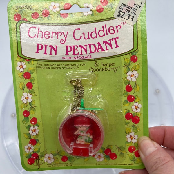 Vintage Strawberry Shortcake Cherry Cuddler Polly Pocket Style Berry Locket with Strawberry Shortcake Pin Mint in Pack!