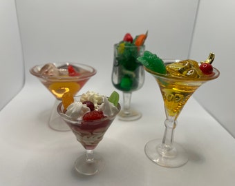 Divers aimants de réfrigérateur vintage pour cocktails et desserts Jello. Vendu séparément. Aimant Martini.