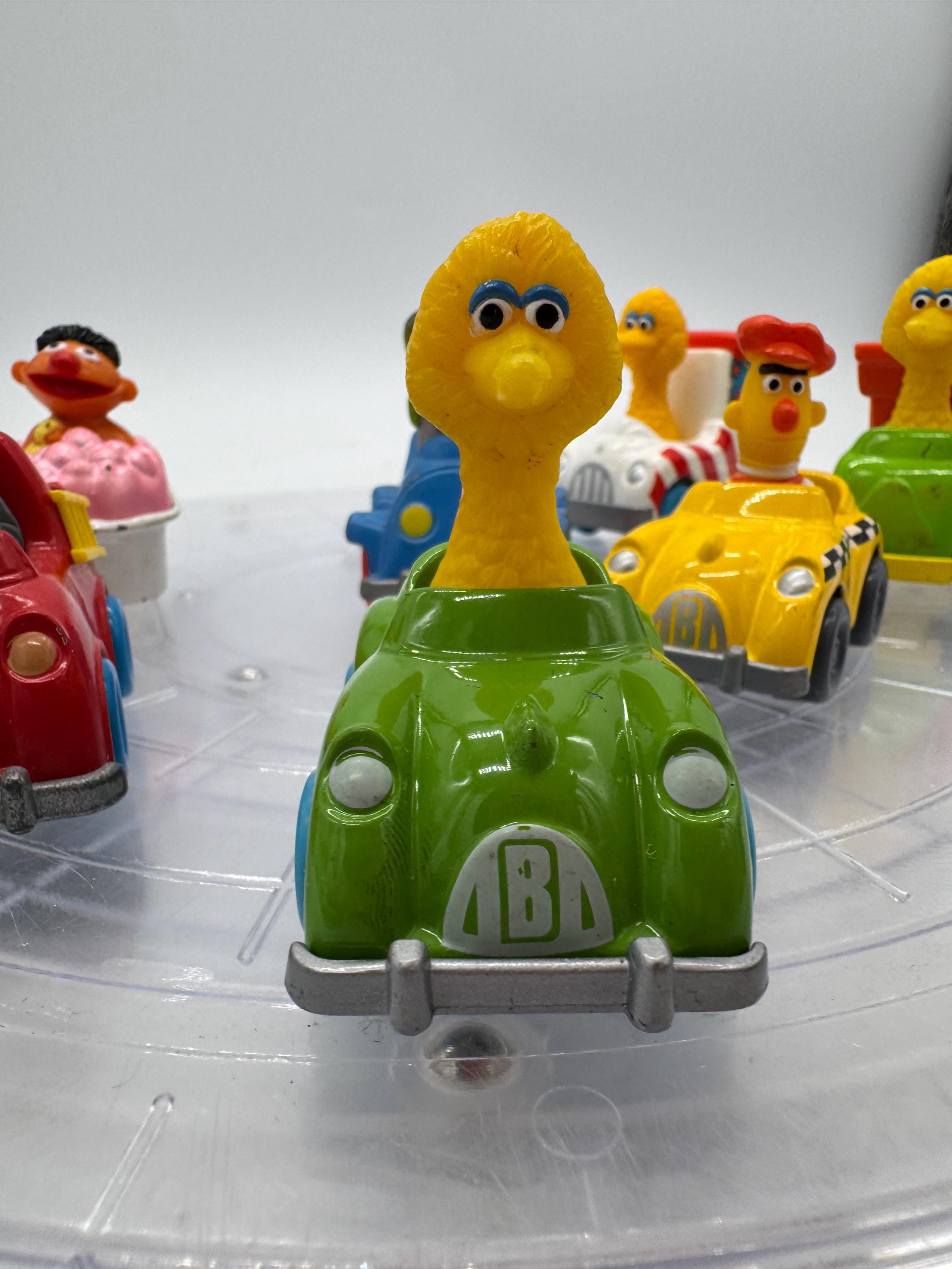 1981年、82年、83年、87年製のセサミストリートのキャラクター付き