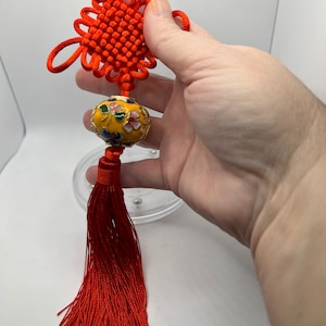 Wunderschöne Emaille Cloisonné Runde Weihnachtsverzierung mit roter Quaste.