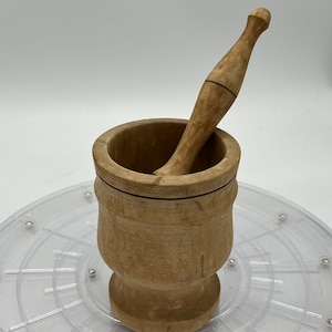 Mortier et pilon en bois rustiques.