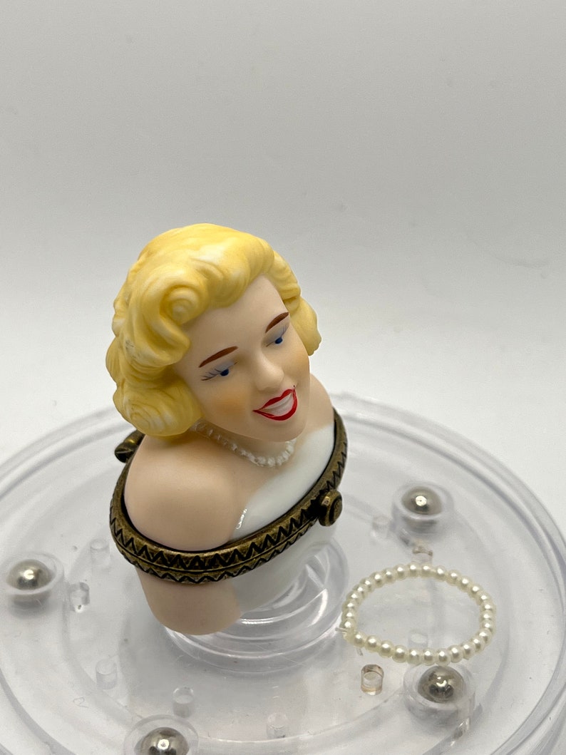 Vintage Marilyn Monroe Porcelain Trinket Box with Pearl Necklace image 8