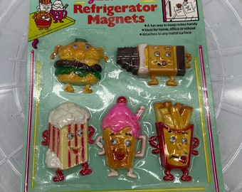 aimants pour réfrigérateur vintage malbouffe. Hamburger, pop-corn, milk-shake, barre de chocolat et frites.