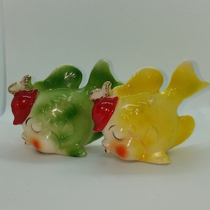 Vintage Pacific Japan Anthropomorphic Kissing Fish Salt and Pepper Shakers.  Vintage salt and pepper shakers.  Collectable Shakers.
